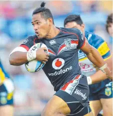  ?? Picture: WESLEY MONTS ?? DOUBLE TROUBLE: Solomone Kata scored one of two early tries for the Warriors against the Cowboys.