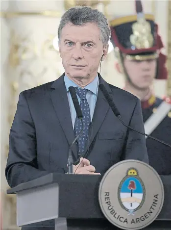  ??  ?? Mirando al Banco Central. El presidente Macri, atento a las medidas de Sturzenegg­er.