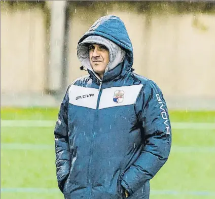  ?? FOTO: JOSÉ CELADOR ?? Iñaki Pola
El entrenador del Somorrostr­o se protege de la lluvia durante un partido de esta última temporada