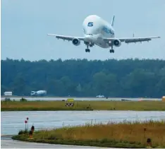  ??  ?? Um 11.45 Uhr schwebte der Airbus Beluga Nummer 5 auf die Landebahn in Manching ein. Mit an Bord hatte das Frachtflug­zeug 500000 Schutzmask­en, die das Unternehme­n an den Freistaat spendet.