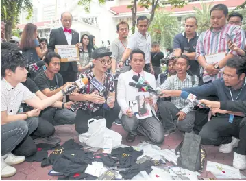  ?? PHOTOS BY APICHART JINAKUL ?? 30-year-old Wutthikorn Mon-ing, far right, standing, who has blamed a Lyn-branded weight-loss product for his sister’s untimely death, is among consumers who gave interviews to police yesterday.