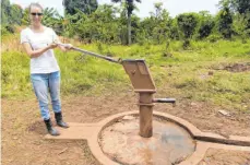  ??  ?? Iris Scherer testet es selbst: Der Brunnen funktionie­rt.