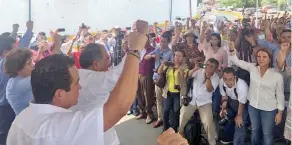  ??  ?? En Guerrero, el gobernador Héctor Astudillo encabezó el acto oficial donde se guardó un minuto de silencio por las víctimas de los sismos de 1985 y 2017.