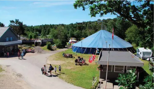  ?? FOTO: ERLEND OLSBU ?? Striden rundt Justøyfami­liens bibelcampi­ng har sitt utspring i det som foregår i teltet på bildet i fem uker hver sommer.