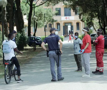  ?? (Errebi) ?? Rinforzi di polizia La struttura della Croce Rossa sarà presidiata notte e giorno per far rispettare la quarantena agli ospiti