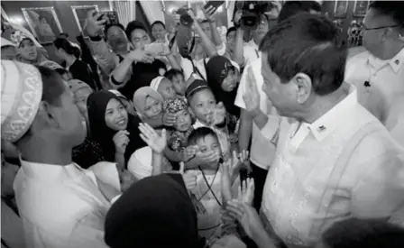  ??  ?? President Rodrigo Roa Duterte interacts with the young participan­ts from Marawi City who joined the Tabak Educationa­l Tour. The participan­ts visited the President in Malacañan Palace on August 29, 2017. (Presidenti­al Photo)