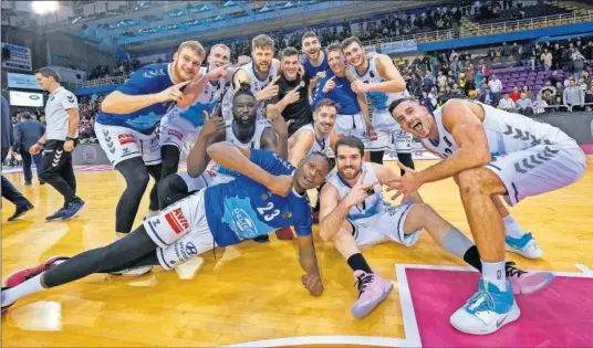  ??  ?? Los jugadores del Gipuzkoa Basket celebran la conquista de la Copa de la Princesa en Valladolid esta temporada.
