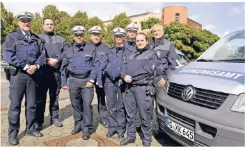  ?? FOTO: ISABELLA RAUPHOLD (ARCHIV) ?? Polizei und kommunaler Ordnungsdi­enst gehen gemeinsam auf Streife. Was in Mönchengla­dbach längst geübte Praxis ist, will die CDU nun auch in Leverkusen einführen.