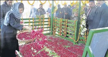  ?? PTI ?? Chief minister Mehbooba Mufti paying floral tribute at the grave of her father and former CM Mufti Mohammad Sayeed on his second death anniversar­y at Bijbehara in Anantnag district on Sunday.