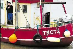  ?? BILD: TOM TAUTZ ?? Nils Schröder auf seinem Kutter namens „Trotz“. Kaum war das Schiff gekauft, ging es nach Hooksiel.