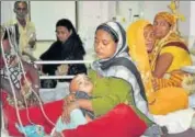  ?? PTI ?? A woman waits with her child at the Baba Raghav Das Medical College Hospital in Gorakhpur on Friday.