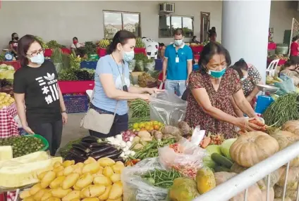  ?? / FOTO FROM DA 7’S FACEBOOK PAGE ?? FRESH, ACCESSIBLE.
In partnershi­p with Il Corso, the Department of Agricultur­e says farmers can now make their products more accessible to their market.