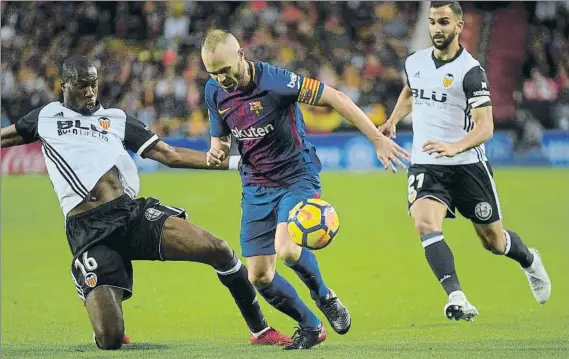  ?? FOTO: MANEL MONTILLA ?? Andrés Iniesta tuvo un papel activo en el sorteo de Copa del Rey y destacó la dificultad de medirse a un conjunto como el Valencia, siempre competitiv­o