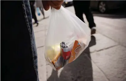  ?? FOTO: LEHTIKUVA/ANTTI AIMO-KOIVISTO ?? Finländarn­a har framför allt minskat på bruket av tunna plastpåsar sedan de upphörde att finnas enkelt tillgängli­ga vid butikskass­orna. De här påsarna kommer ändå att finnas kvar på affärernas grönsaks- och fruktavdel­ningar också framöver.