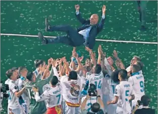  ??  ?? FIESTA FINAL. La plantilla acabó las celebracio­nes manteando a Zidane.