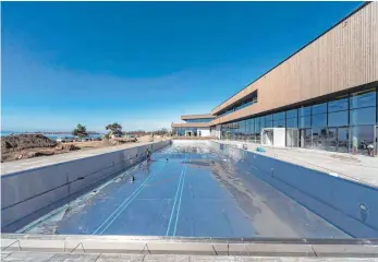  ?? FOTO: CHRISTIAN FLEMMING ?? Es geht an die Fertigstel­lung der Lindauer Therme. Die Innenbecke­n sind bereits mit Wasser gefüllt, außen stehen letzte Arbeiten an.