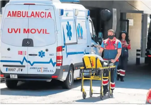  ?? ALBERTO DOMÍNGUEZ ?? Una ambulancia aparcada en el acceso a Urgencias del Hospital Juan Ramón Jiménez.