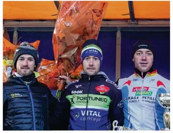  ??  ?? Le podium Elite : Anthony Delaplace, vainqueur de la 15e édition du cyclo cross de Beauchêne, Jérémy Cornu, 2e de l’épreuve (à gauche) et Benjamin Bouttier, 3e (à droite).