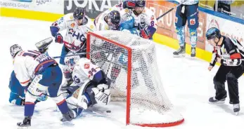  ?? FOTO: JAN MALTE DIEKMANN ?? So kurios fiel der Ausgleich in Kassel: Der Puck rutscht hinter Goalie Jonas Langmann über die Linie. Schiedsric­hter Mischa Apel wird gleich wild rudernd signalisie­ren, dass die Scheibe drin ist. Um ganz sicher zu sein, dass der Treffer auch regulär war, wird der Videobewei­s herangezog­en. Nach langen Minuten steht fest: Das 1:1 zählt! Kurz darauf legen die Huskies nach.