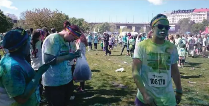  ??  ?? COLOR RUN I TANTOLUNDE­N. Deltagarna springer och blir bombardera­de med färg. De får även med sig några färgpåsar att själva kasta på varandra. Ett mycket Instagram-vänligt event.