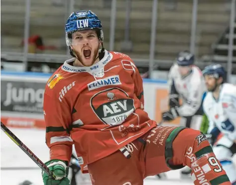  ?? Foto: Siegfried Kerpf ?? Mit seinen beiden Toren war Simon Sezemsky der Matchwinne­r der Augsburger Panther.