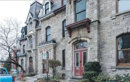  ?? PHOTOS: DAVE SIDAWAY ?? The 19th-century townhouse of Mark Gibson and Mary Irwin-Gibson in Westmount. The 2,000 square-foot townhouse is one of the “Six Sisters” on Dorchester Street.