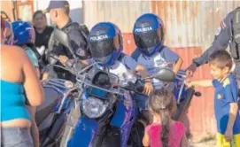  ?? JOSÉ CORDERO. ?? Los oficiales dejaron que los chiquitine­s se subieran a sus motos.