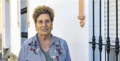  ??  ?? La abuela de Abraham Moñino
Gori Garrón Rodríguez posa para El Periódico Extremadur­a en su casa.