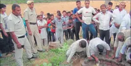  ??  ?? Police personnel look on as villagers try to take out the body of Sombir from a well at Balkara village in Charkhi Dadri district. HT PHOTO