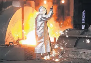  ?? FOTO: DPA ?? Ein Stahlarbei­ter am Hochofen bei ThyssenKru­pp in Duisburg: Die Gewerkscha­ften fürchten den Abbau Tausender Arbeitsplä­tze.