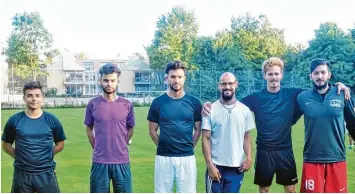  ?? Foto: Hieronymus Schneider ?? Die Königsbrun­ner Neuzugänge: (von links) Florent Kuci, Kaan Arkac, Halim Bal, der neue Betreuer Benjamin Nießner, Dominic Britsch und Co Trainer Burak Tok.