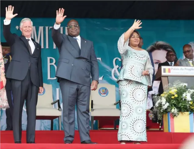  ?? FOTO BELGA ?? Koning Filip en koningin Mathilde, naast de Congolese president Tshisekedi en diens echtgenote, wuiven na afloop van de speech naar het talrijk opgekomen publiek.