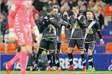  ??  ?? SEGUNDO GOL. De Tomás, del Rayo Vallecano, festeja el segundo tanto de su equipo.