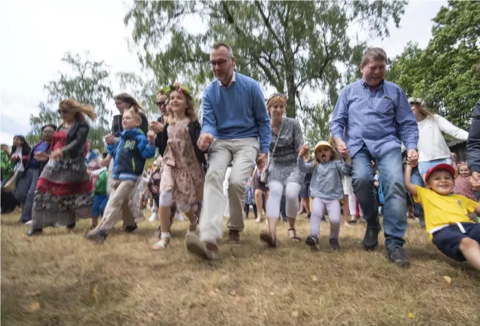  ?? Bild: JARI VÄLITALO ?? RINGLEKAR. Räven raskade över isen, grodorna var lustiga att se och Jänta och jag hängde med i svängarna under ringlekarn­a vid midsommarf­irandet på Hallandsgå­rden.