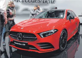  ?? FOTOS: DPA ?? Mercedes hat die neue A-Klasse nach Genf mitgebrach­t, die erschwingl­ichste Baureihe der Marke.