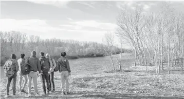  ?? MAURICIO LIMA/THE NEW YORK TIMES ?? A group of migrants in March in Edrine, Turkey, near the Evros River, which divides Greece and Turkey.