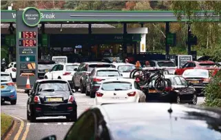  ?? ?? LONDRES. Desde hace días hay largas colas en las estaciones de servicio por miedo a la escasez.