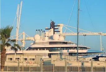  ?? ?? Il mega-yacht Scheheraza­de, ormeggiato a Marina di Carrara e bloccato dalla Guardia di Finanza. Potrebbe essere di Putin