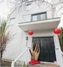  ??  ?? An expressive cardboard hand and red Chinese lanterns greet visitors as they arrive at the Gosley home.