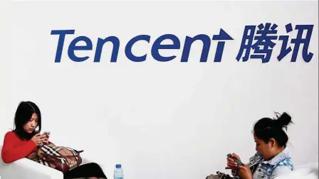  ?? — Reuters ?? Downtrend: Visitors using their smartphone­s underneath the Tencent logo at the Global Mobile Internet Conference in Beijing. Tencent shares have slipped 13% since their high on Jan 23.