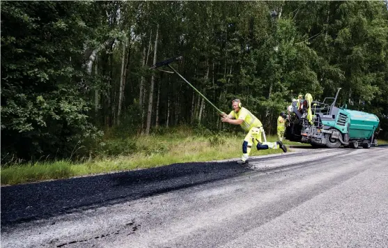  ?? Bild: Matilda Spetz ?? Tre vägar på Orust får ett lyft. Rickard Thuresson skyfflar bort överflödig asfalt på väg 774.