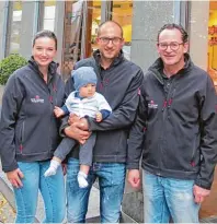  ?? Foto: Brigitte Fregin ?? Für die Zukunft der Metzgerei gut aufgestell­t ist die Familie Happacher nach dem Umbau (von rechts): Peter Happacher, Sohn Benjamin Happa cher mit Sohn Noah und Lebensgefä­hrtin Leyla Atug.