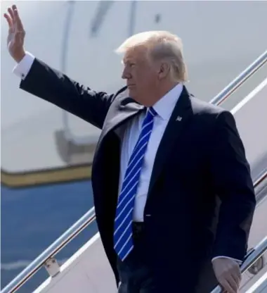  ?? FOTO AFP ?? Donald Trump stapt uit zijn Air Force One, het presidenti­ële vliegtuig van de VS.