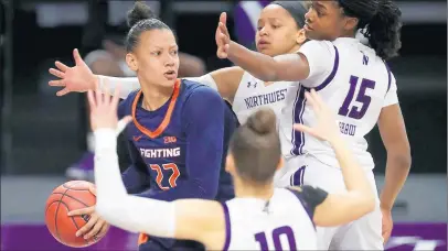  ?? CHRIS SWEDA/CHICAGO TRIBUNE ?? Northweste­rn collapses on Illinois center Eva Rubin during a Jan. 21 game. The Homewood-Flossmoor graduate sat out last season after transferri­ng to Illinois from Arizona State.