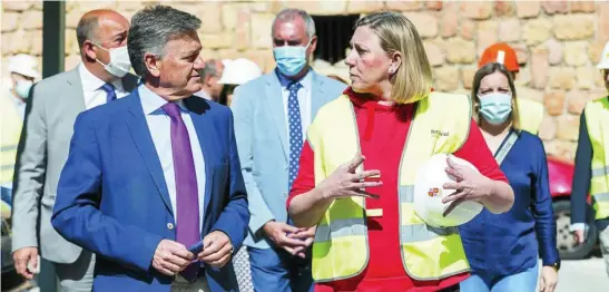  ?? NACHO VALVERDE/ICAL ?? La consejera Isabel Blanco visita las obras de la Residencia Mixta de Segovia junto a Francisco Vázquez y Miguel Ángel de Vicente, entre otros