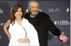  ??  ?? Mariska Hargitay (New York, Unité spéciale) complice avec son producteur Dick Wolf.