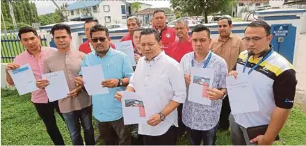  ?? PIC BY ABDULLAH YUSOF ?? Perak Umno Youth chief Khairul Shahril Mohamed (third from left) and Umno members showing the police report lodged against Parti Pribumi Bersatu Malaysia chairman Tun Dr Mahathir Mohamad outside the Sungai Senam police station in Ipoh yesterday.