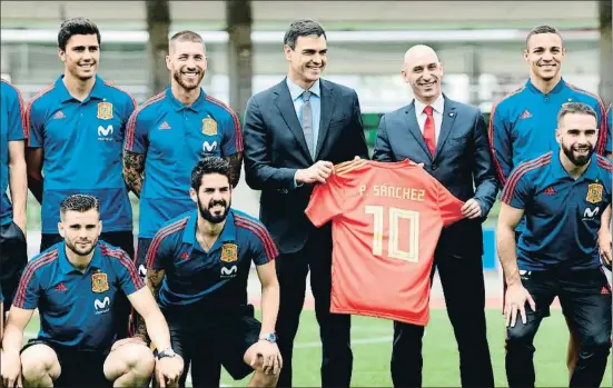  ?? JAVIER SORIANO / AFP ?? El presidente del gobierno, Pedro Sánchez, recibió ayer una camiseta de la selección durante su visita a la Ciudad del Fútbol de las Rozas