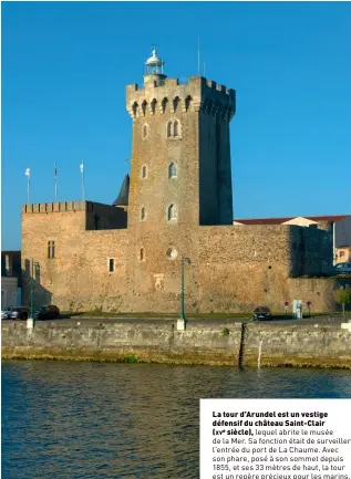  ??  ?? La tour d’arundel est un vestige défensif du château Saint-clair (xve siècle), lequel abrite le musée de la Mer. Sa fonction était de surveiller l’entrée du port de La Chaume. Avec son phare, posé à son sommet depuis 1855, et ses 33 mètres de haut, la tour est un repère précieux pour les marins.