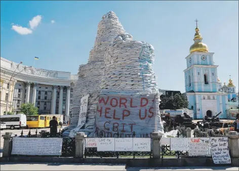  ?? ?? Sui sacchi di sabbia, messi a protezione del centro di Kyiv, si legge la scritta in inglese e ucraino: mondo aiutaci (Ludovic Marin/ap)